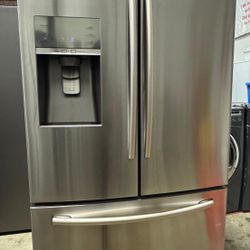 SAMSUNG FRENCH DOOR STAINLESS STEEL, WITH WATER DISPENSER/ICE MAKER, USED LIKE NEW. 