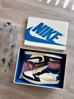 Size 9 men jordan 1 low