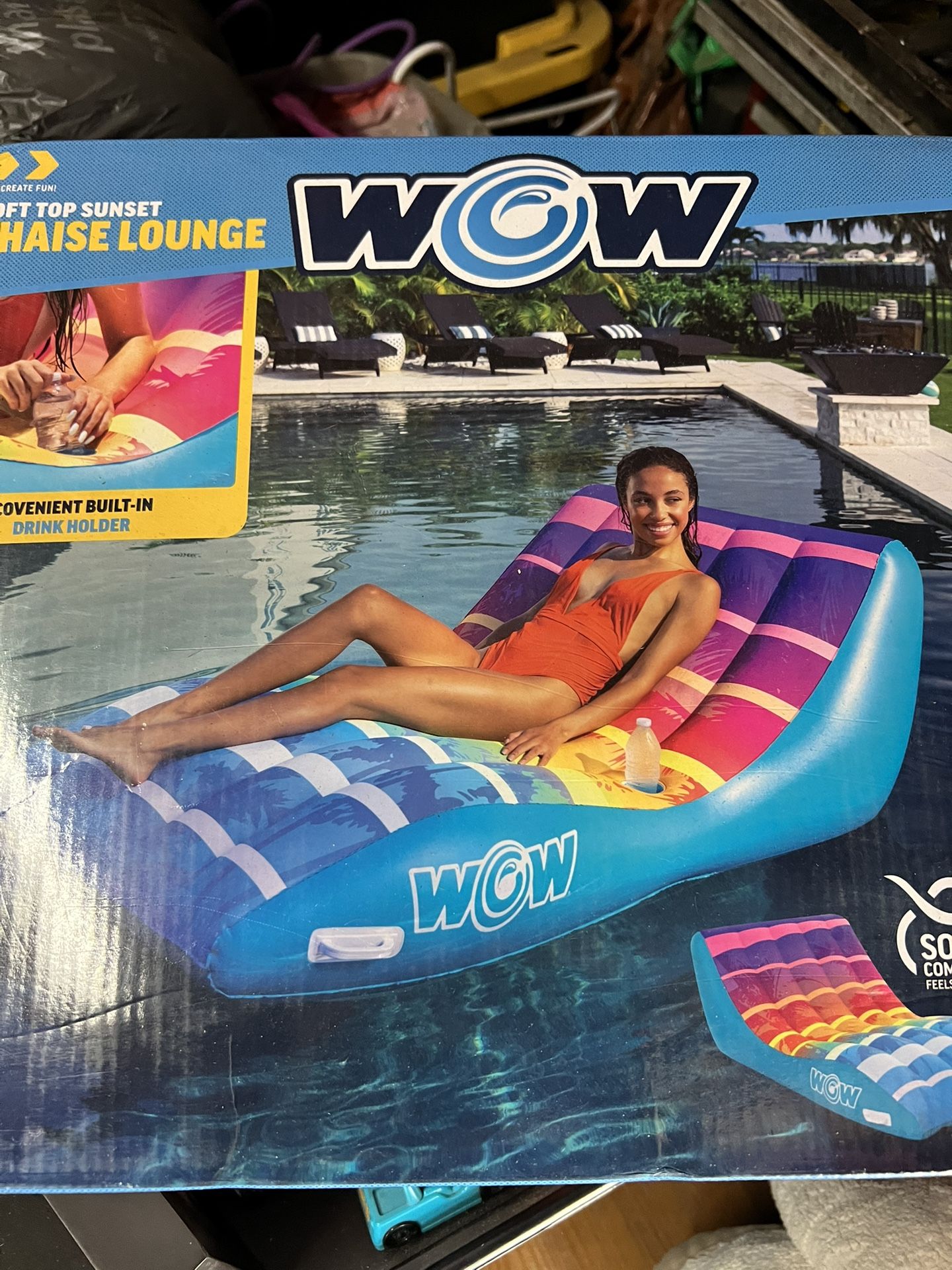 Wow Lounge Float