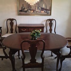 Queen Anne Mahogany Extendable Dining Suite