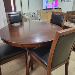Round Dining Table With Chairs