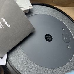 iRobot Roomba I3 Vacuum Cleaner 