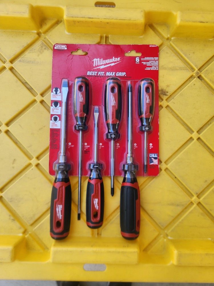 Milwaukee
Multi-Bit Screwdriver Set with Cushion Grip (6 Piece