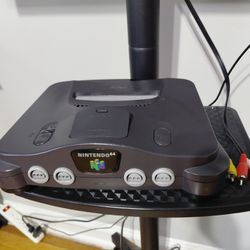 Nintendo 64 Original + 4 Games+ 4 Controls