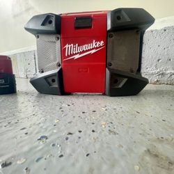 Milwaukee Job Site Radio With Battery 