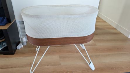 Snoo bassinet with sheets and 9 swaddles