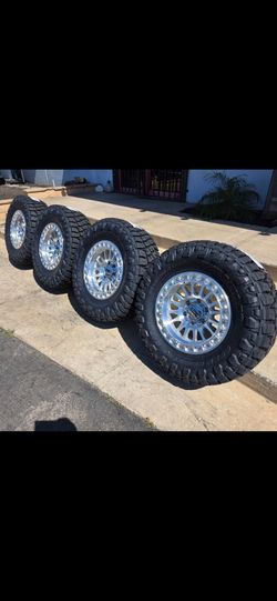17" KMC w/ 33x12.50R17  Toyo RT Pro tires