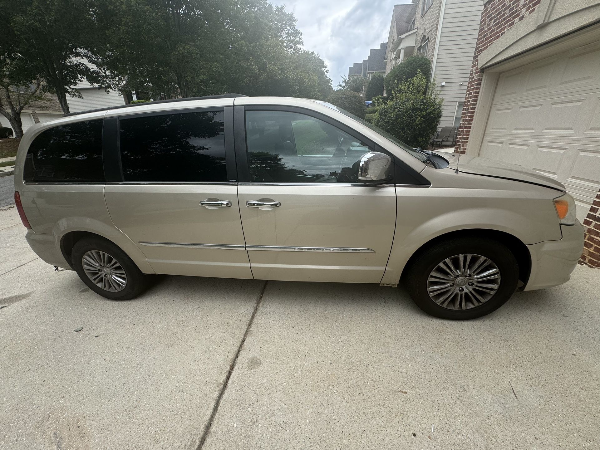 2013 Chrysler Town And Country Touring 