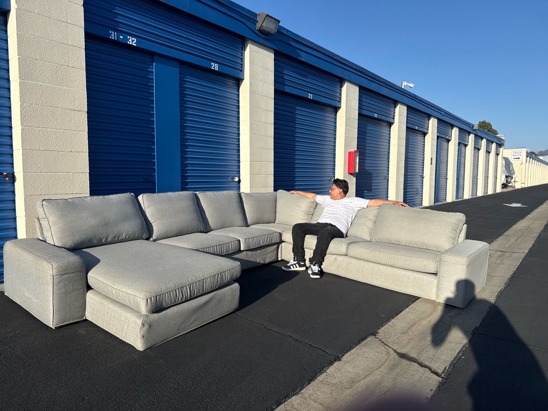 BIG SECTIONAL COUCH