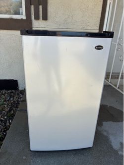 Mini fridge