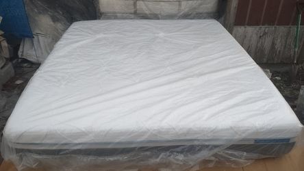Sealy Posturepedic Premier Hybrid King Size Mattress And Box Springs
