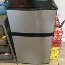 Un regador pequeño mini bar en muy buenas condiciones, como usted lo mira, trabaja todo bien sin chelas