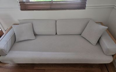 Like New 3 Seater Sofa. Price Incluye Delivery