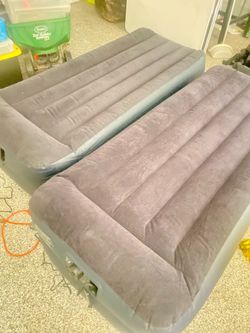 Twin air mattress with built-in pump