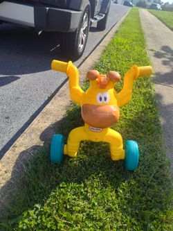 Little tites giraffe ride on