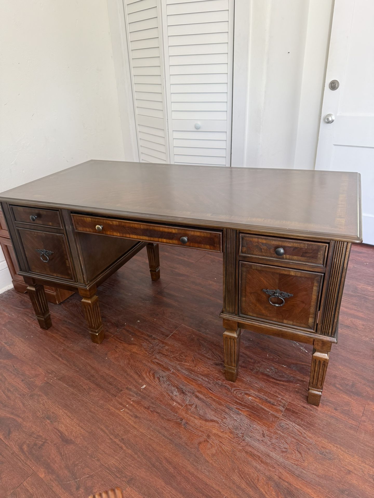 ✨ Like New Ashley Hamlyn Traditional Home Office Desk