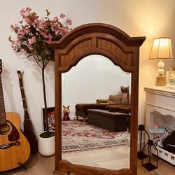 Beautiful Wooden Vintage Mirror  Thomasville, excellent condition, very good for everywhere, 52x 32