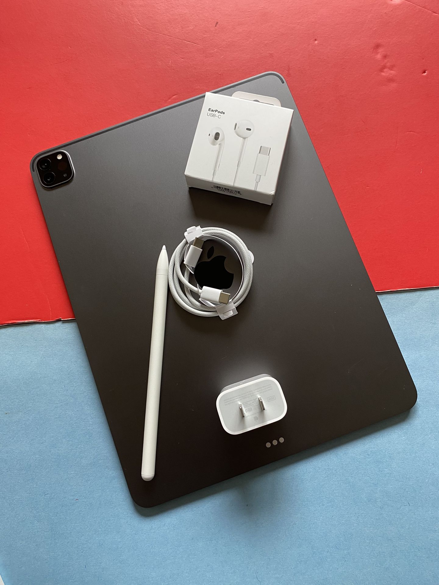 Apple IPad Pro 12.9” 4th Generation (2020/ Face ID/Liquid Retina) 256GB with pen, keyboard & Accessories