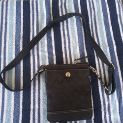 COACH HAMPTON SIGNATURE CROSSBODY SWING PACK - E06M-10250