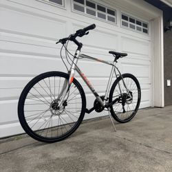 Giant Escape – XL Frame – 27 Speed (3x9) – Hydraulic Disc – 700C