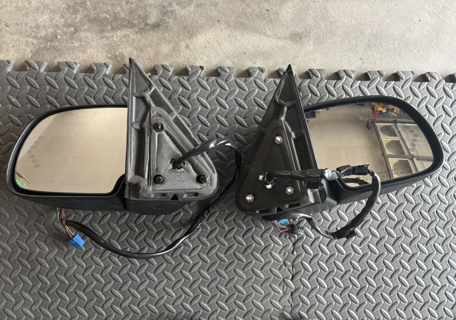 2004 GMC/Chevy Side Mirrors Left And Right 