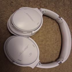 Bose Quiet Comfort 45  Headphones 120 Dlls
