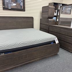 Queen Size Bedroom Set. 🚚WE DELIVER🚚