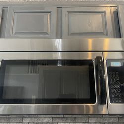 Whirlpool Microwave- Excellent condition!