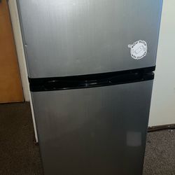 Insignia - 4.5 cu. Ft. Mini Fridge with top freezer