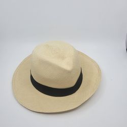 Genuine Panama Fedora Hat Handwoven in ECUADOR Size 60 . Perfect shape, 
please see the photos.
It is light-colored, tightly woven straw material and 