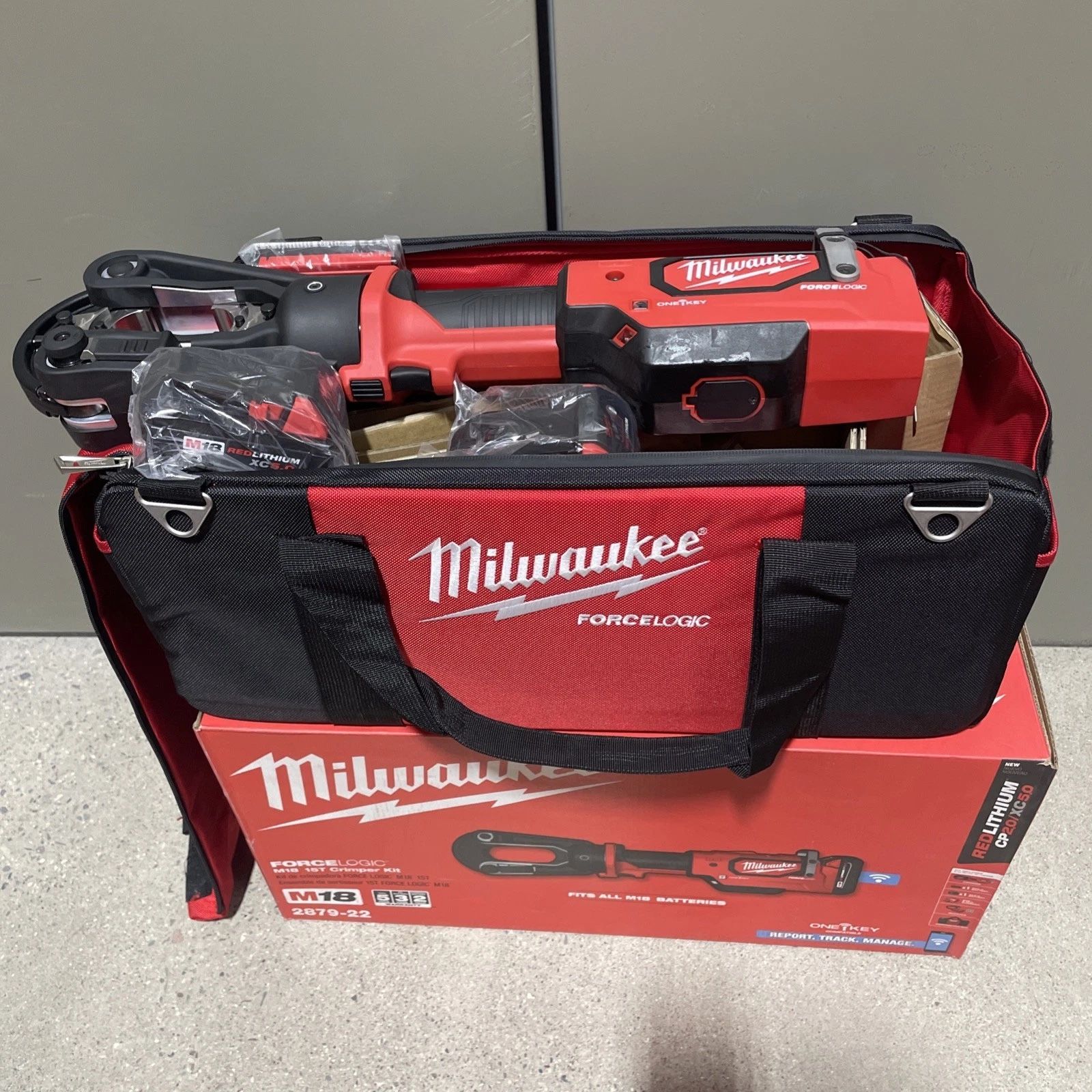 NEW Milwaukee M18 18V 15 Ton Force Logic Crimper Kit (2879-22)