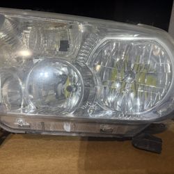 Toyota Tundra OEM Headlights With Leveling Motor
