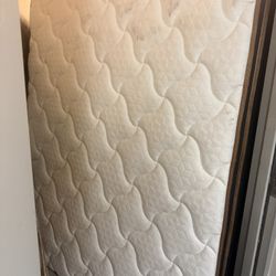 PILLOWTOP QUEEN MATTRESS