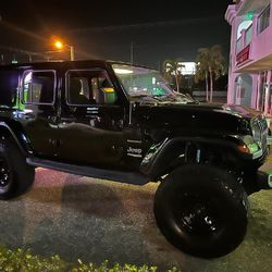 '18 Jeep Wrangler Unlimited Sahara JL w/Color Matched Hardtop to Body