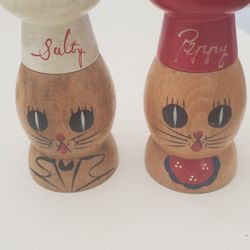 SALT & PEPPER WOODEN SHAKERS VINTAGE 