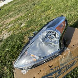 Nissan Versa Driver Headlight 15-19