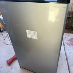 FRIGIDAIRE REFRIGERATOR.  3.3cut.   