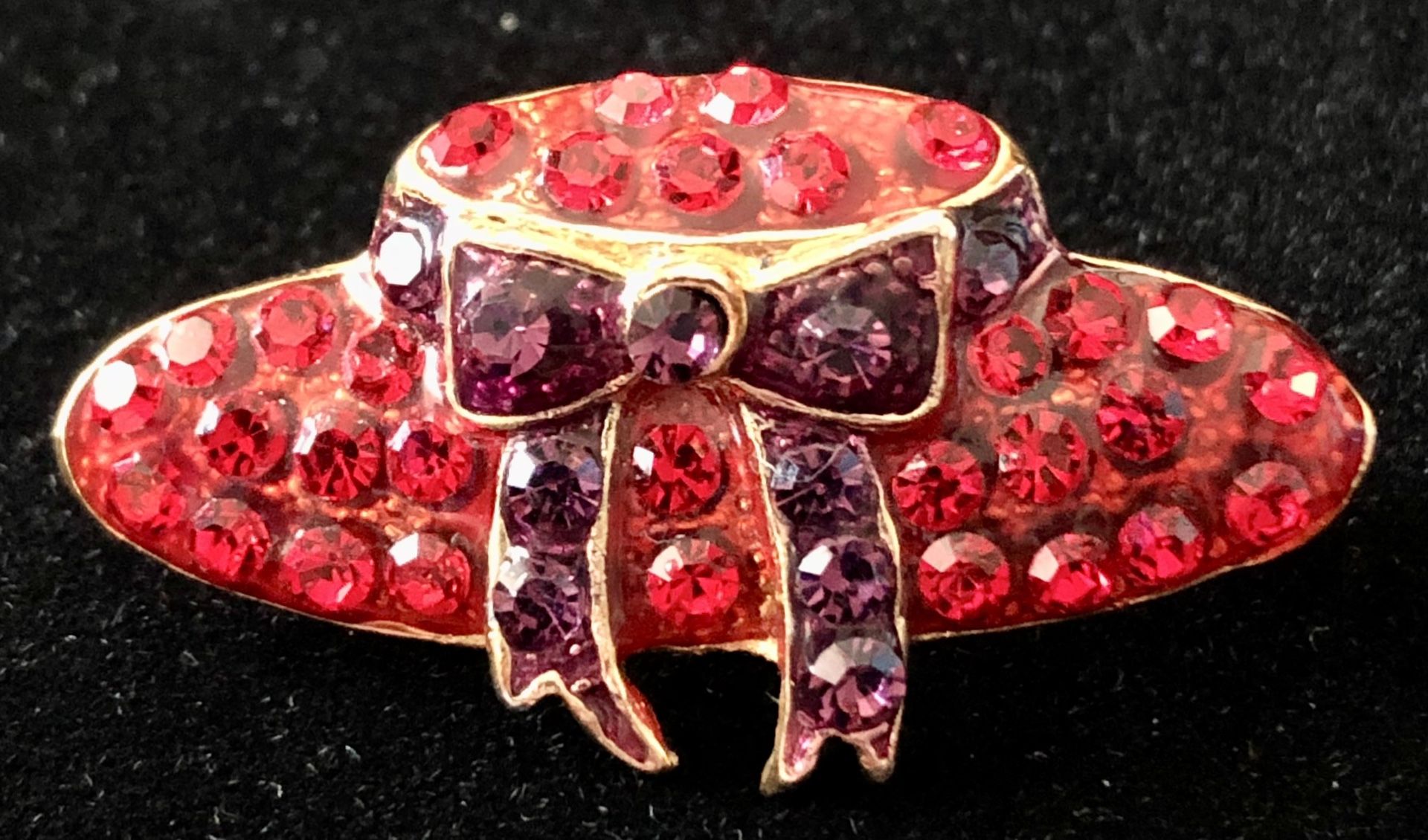 Vintage Red Hat Society Glass & Metal Brooch Pin