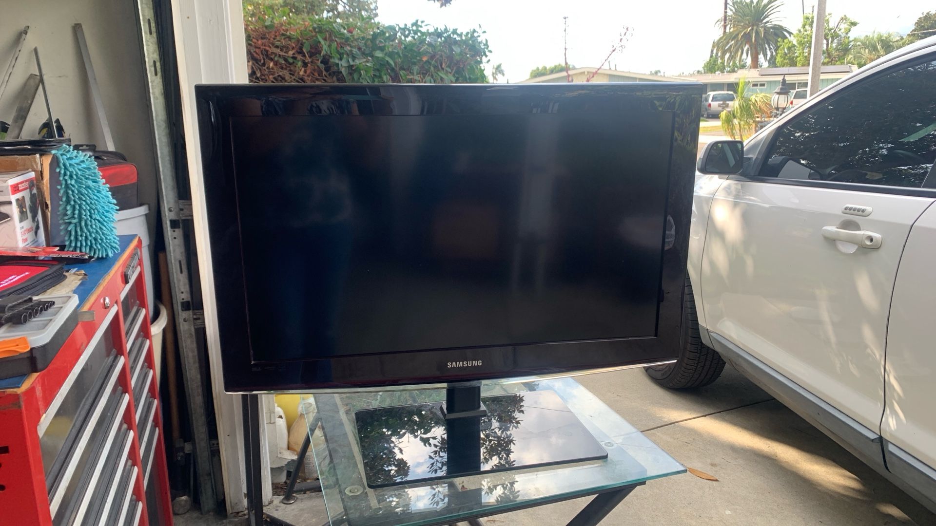 Samsung TV 32 In With Stand