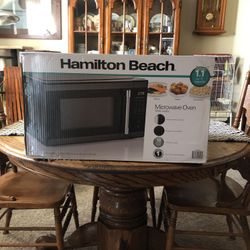 BRAND NEW Hamilton Beach Microwave 