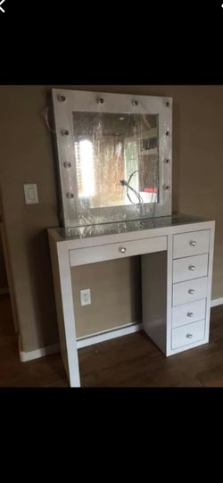 Medium makeup vanity