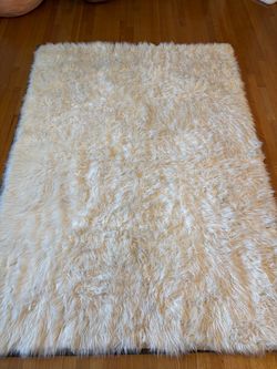 White faux fur rug. 5’x7’