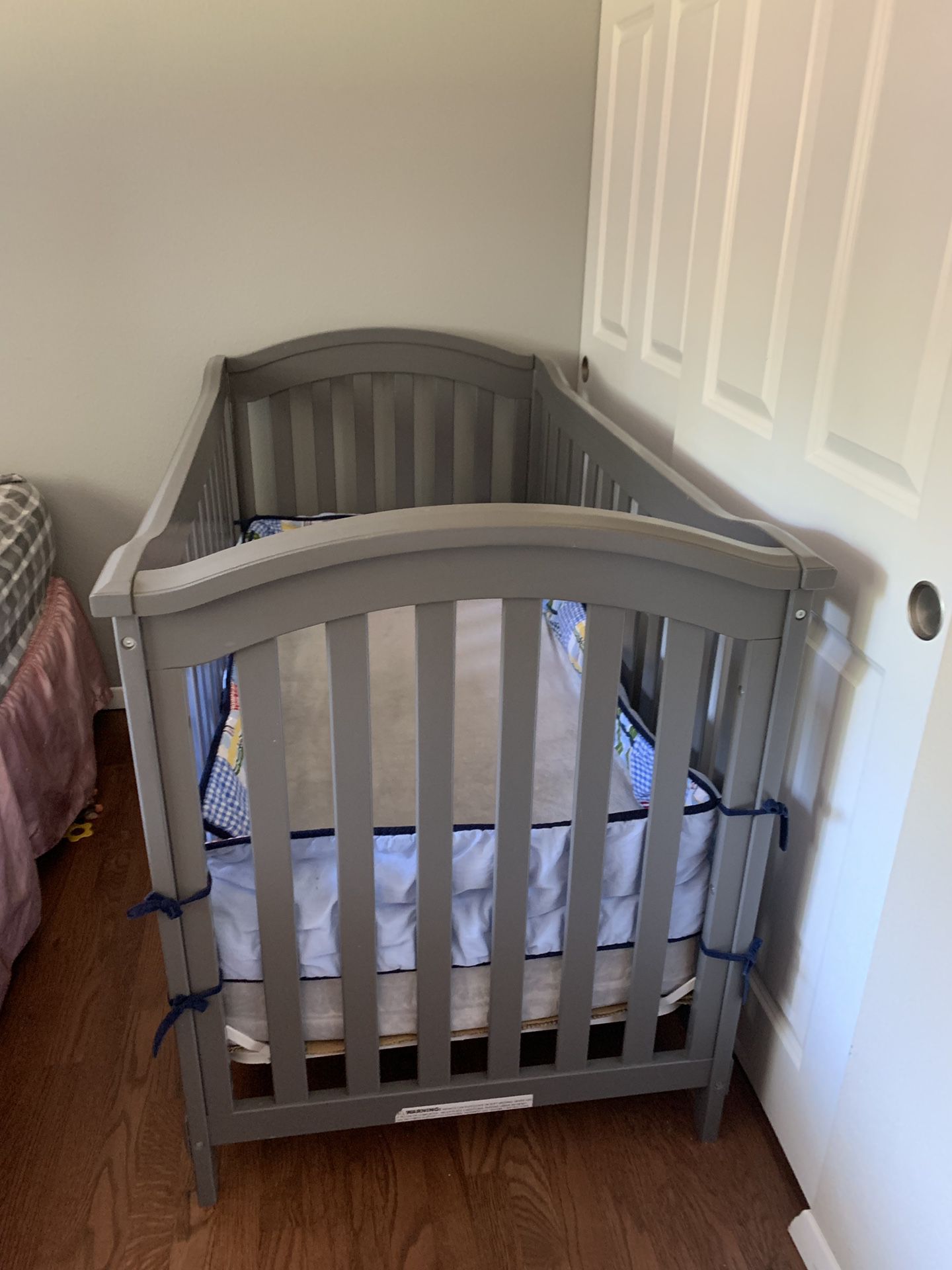 Baby crib with mattress in very good condition