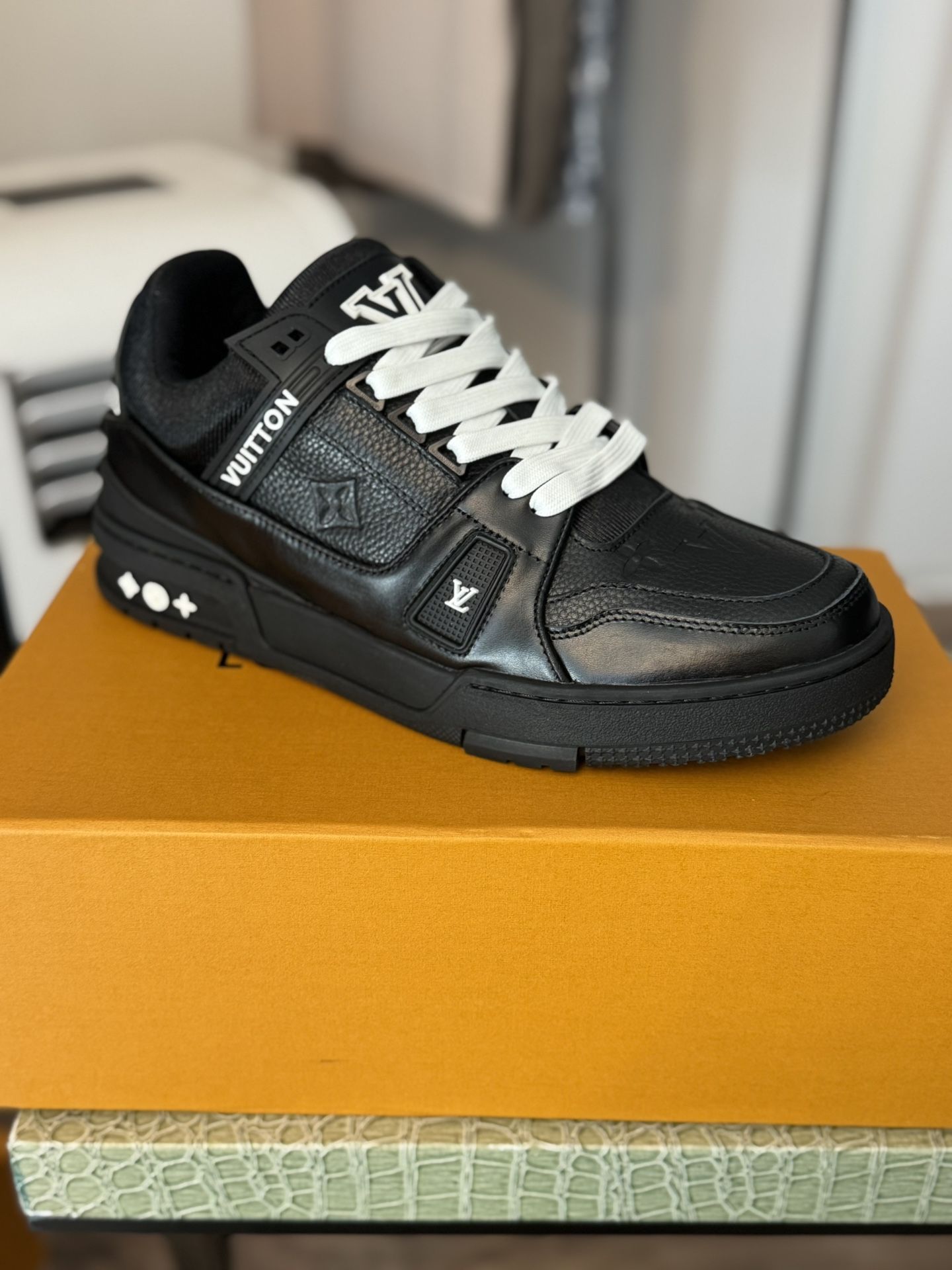 LV TRainer Size 43&44