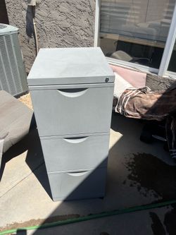 File cabinet w key
