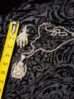 Santa muerte/chain and skeleton hand