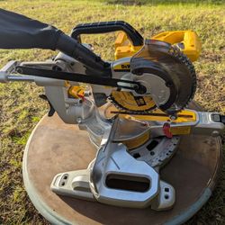 DeWalt Sliding Miter Saw with (1) 60V Battery