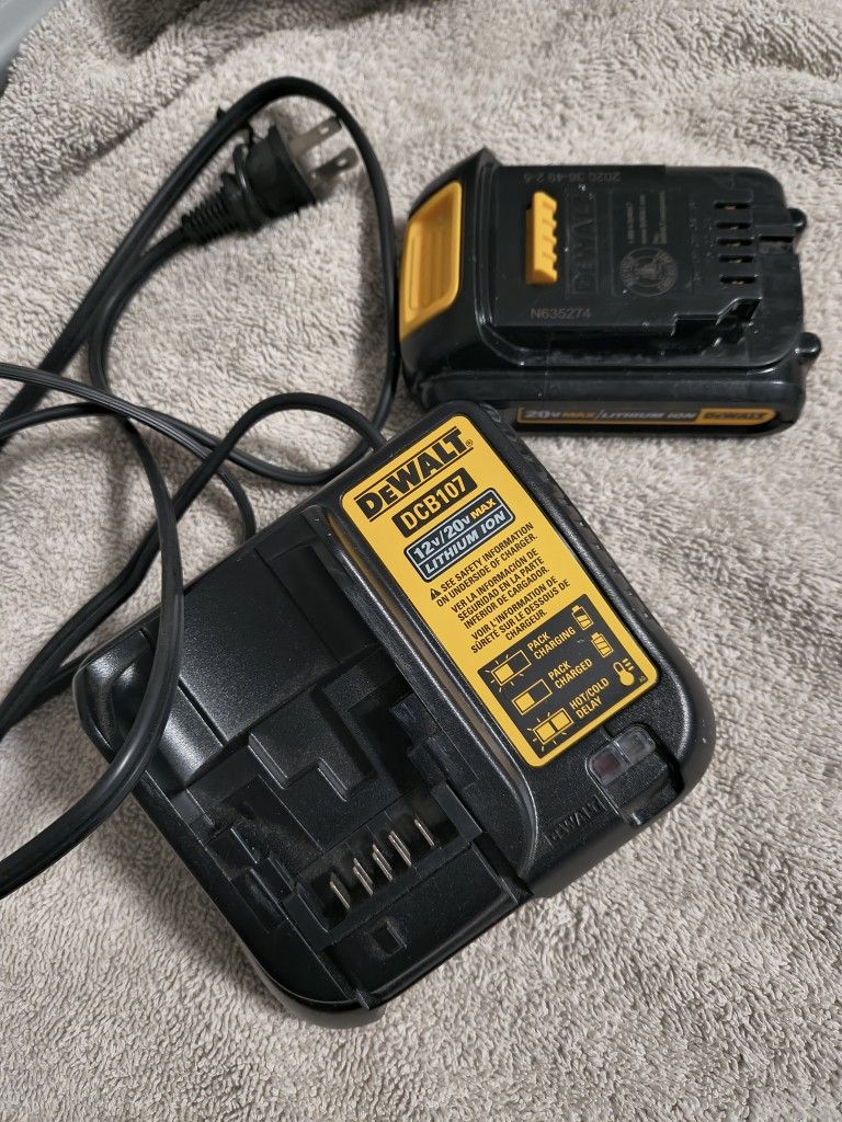 DeWalt 12 V / 20 V Charger And Battery