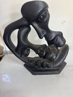 Modern Abstract Black Kissing Faces Sculpture – Picasso Style Tabletop Decor