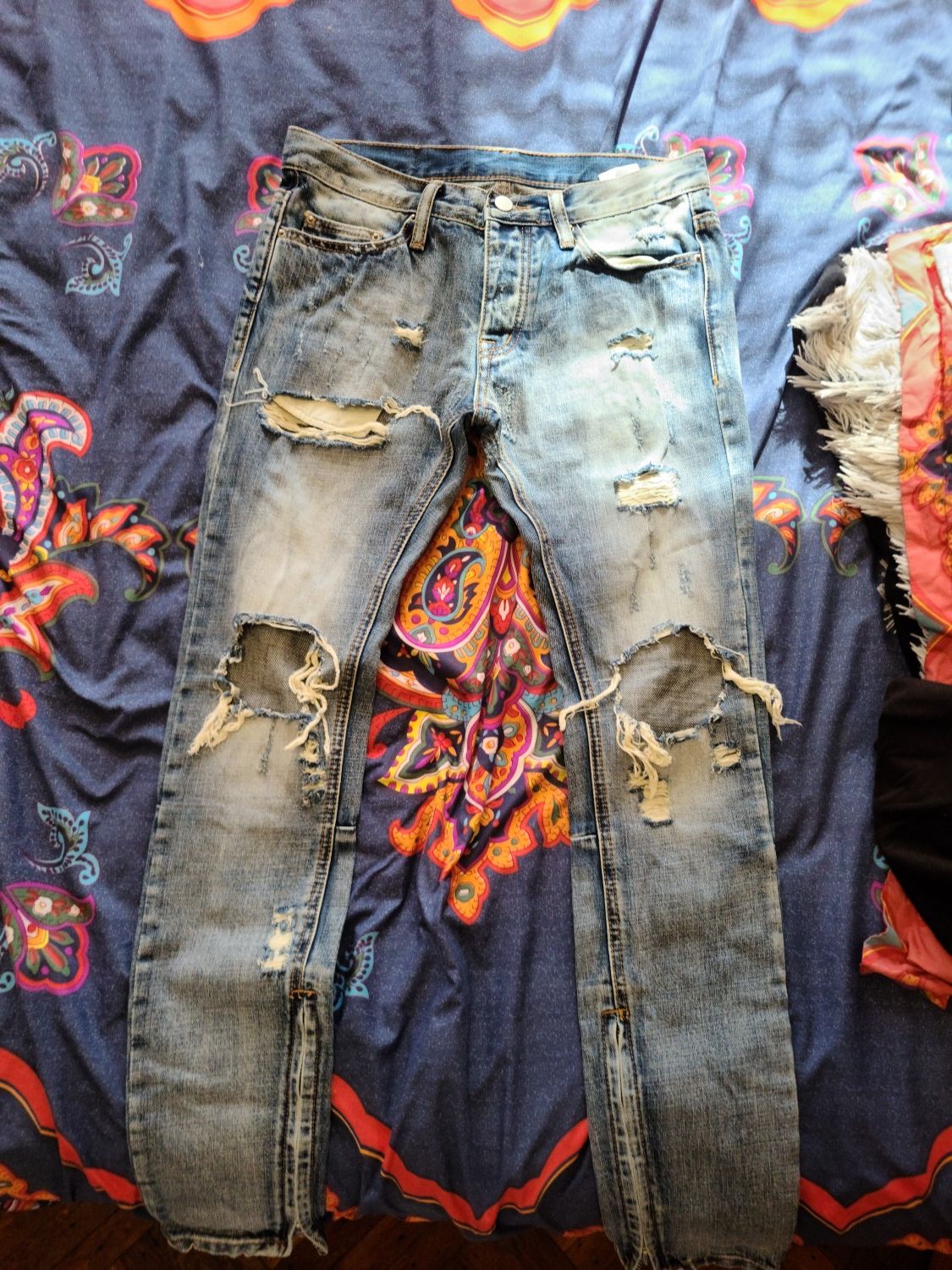 MNML Distressed Jeans